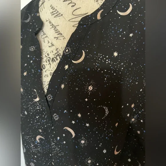 Torrid Celestial Moon & Star Print Chiffon V-Neck Blouse Black Gold Size 1 - Picture 4 of 8